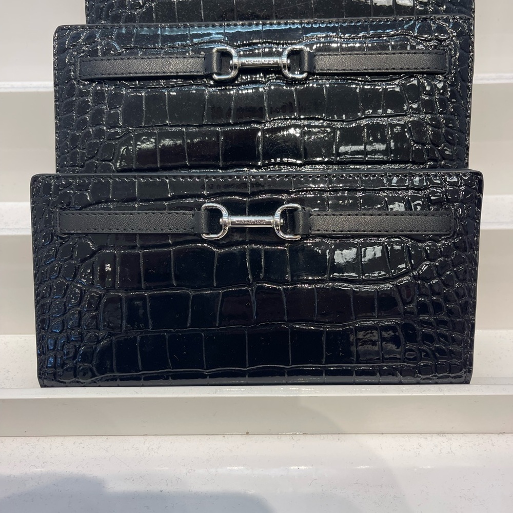 MICHAEL KORS Carson Large Snap Patent Crocodile Embossed Bifold Wallet
Black
NWT - Picture 13 of 16